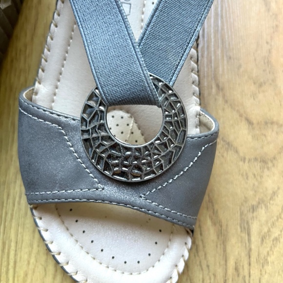 Comfortable gray sandals - Picture 7 of 9